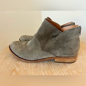 Kork-Ease women’s 9.5 Ryder dark grey ardesia suede ankle boots w/back zipper